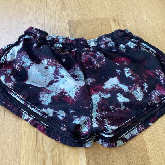 Lululemon Speed Up Shorts. Black/Maroon. 8 - Picture 4 of 6